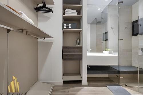 El PobladoにあるEnergy 1603 - Modern Design & Prime Location/ ACの洗面台とガラスのシャワーを備えたバスルーム