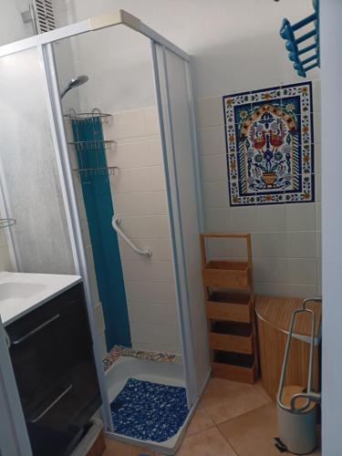 une douche avec une porte vitrée dans une salle de bain dans l'établissement San giuliano, à San-Giuliano