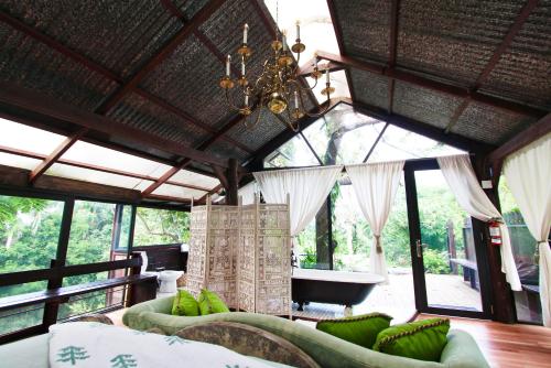 a living room with a chandelier and a tub at Hacienda Siesta Alegre in Rio Grande