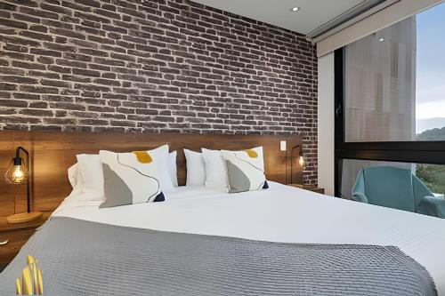 Postel nebo postele na pokoji v ubytování Energy 403 - Prestigious Urban Oasis / Pool