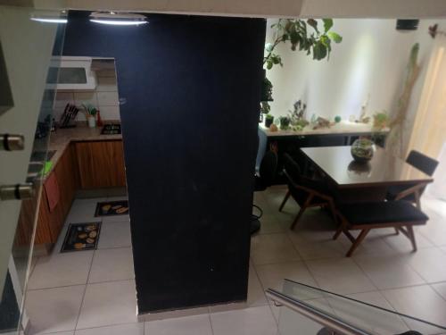 a black wall in a kitchen with a table at Casa Monstera te espera in Naranjo
