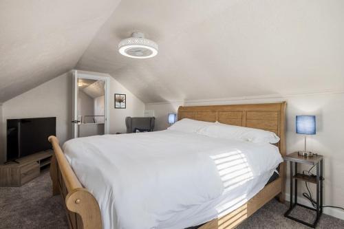 Ένα ή περισσότερα κρεβάτια σε δωμάτιο στο Blue Haven Cottage - Spacious 2BD in the Heights