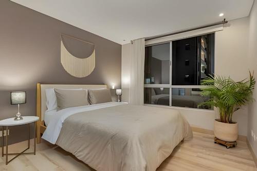 Ένα ή περισσότερα κρεβάτια σε δωμάτιο στο Finito 1512 - Modern Apt with Views & Balcony