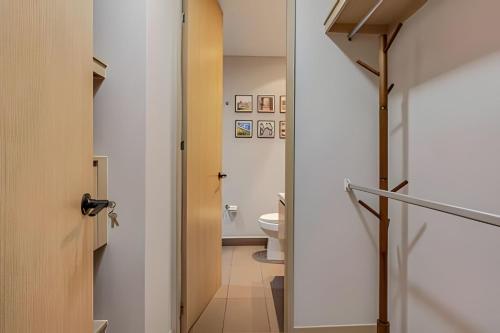 Ένα μπάνιο στο Finito 1512 - Modern Apt with Views & Balcony