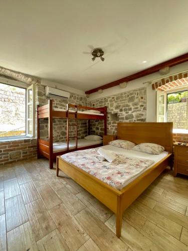 Una cama o camas en una habitación de sar 2