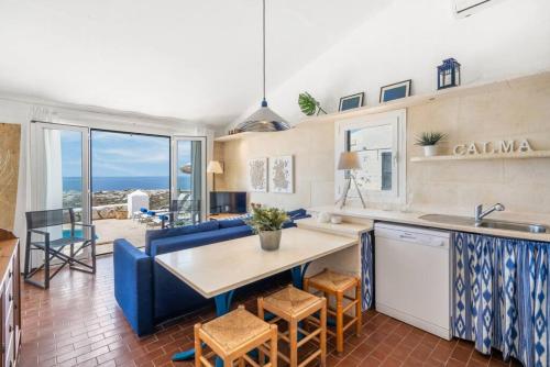 Χώρος καθιστικού στο Sa Calma where the sea begins