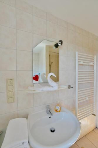 a bathroom with a sink and a mirror at Ferienwohnung Milow in Polchow