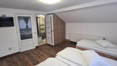 Katil atau katil-katil dalam bilik di White Apartment Peștera Urșilor