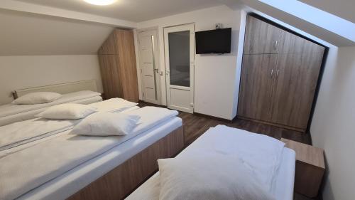 Katil atau katil-katil dalam bilik di White Apartment Peștera Urșilor