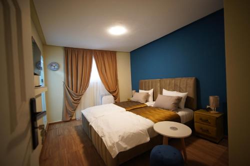 a bedroom with a bed and a blue wall at MDE Loisir Tanjis m in Tangier