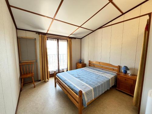 une chambre avec un lit et une grande fenêtre dans l'établissement Domaine de vacances TAMARIS, à 600m de la plage, villa 3 chambres et séjour clic clac, wifi, cuisine climatisée, 7 couchages animations et piscines en supplément - LRTAMS10, à Portiragnes