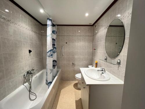 une salle de bain avec un lavabo, des toilettes et un miroir dans l'établissement Domaine de vacances TAMARIS, à 600m de la plage, villa 3 chambres et séjour clic clac, wifi, cuisine climatisée, 7 couchages animations et piscines en supplément - LRTAMS10, à Portiragnes