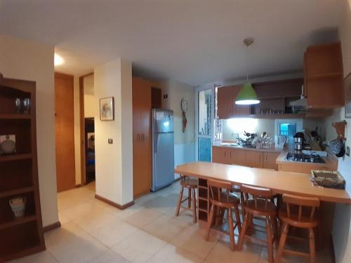 a kitchen with a table and some chairs in it at Hermoso depto con vista al mar in Puchuncaví