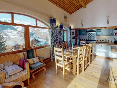 une cuisine et une salle à manger avec une table et des chaises dans l'établissement Chalet confort 10 pers, 5 chambres, Wifi, animaux admis, parking - FR-1-452-59, à Saint-Martin-de-Belleville
