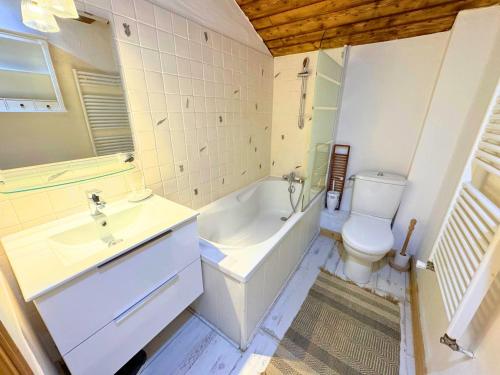 une salle de bain avec un lavabo, une baignoire et des toilettes dans l'établissement Chalet confort 10 pers, 5 chambres, Wifi, animaux admis, parking - FR-1-452-59, à Saint-Martin-de-Belleville