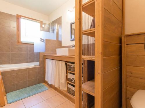 une salle de bain avec toilettes et lavabo dans l'établissement Chalet Spacieux 8 Pers. · Terrasse Sud-Ouest · Hammam · Parking · Proche Arcs 1800 - FR-1-346-310, à Arc 1800