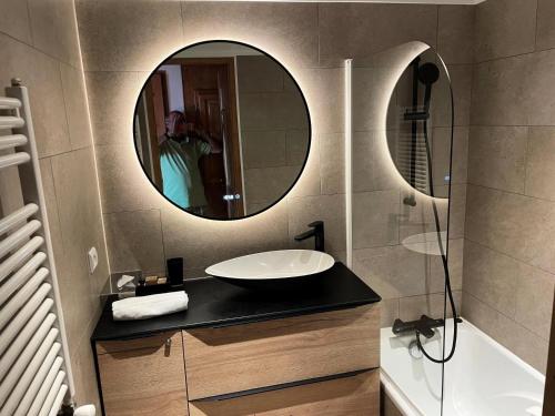 une salle de bain avec un lavabo et un miroir dans l'établissement Résidence Le Roselend - maeva Home - Appartement 3 Pièces 6 Personnes - Sélection MAE-0982, à Bourg-Saint-Maurice