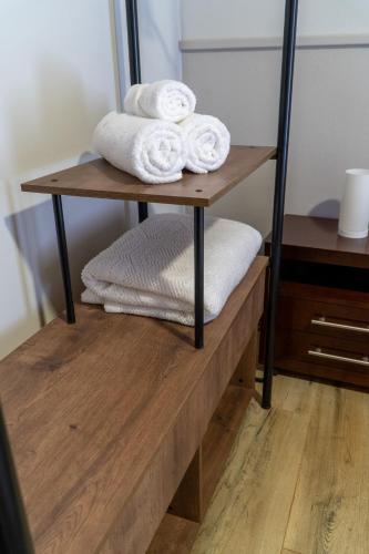 a wooden shelf with towels on top of it at Estância Boi Sentado in Santa Rita do Passa Quatro