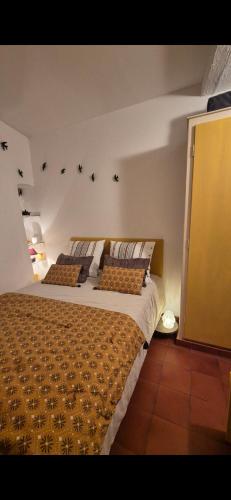 une chambre avec un grand lit dans une pièce dans l'établissement Au coeur de Collioure, à Collioure