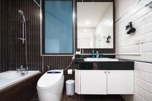 Ένα μπάνιο στο King Bed, Park, BTS 5min | Free Parking, Fast WiFi