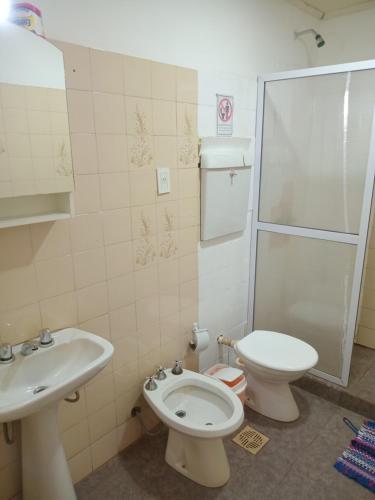 a bathroom with a toilet and a sink at Alquiler temporario Posadas Novara in Posadas