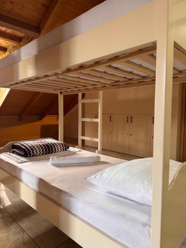 斯库台Symphony Hostel Shkoder的房屋内一间带双层床的卧室