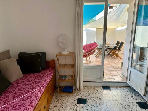 une chambre avec un lit et un balcon avec une table dans l'établissement Charmant appartement en duplex & terrasse vue Larzac, à Saint-Jean-de-la-Blaquière