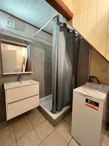 une salle de bain avec une douche, un lavabo et une baignoire dans l'établissement Villa climatisée, 4 couchages, 2 chambres, véranda, Résidence LES TAMARIS, accès payant pour les piscines, wifi, PORTIRAGNES PLAGE LRTAML9, à Portiragnes