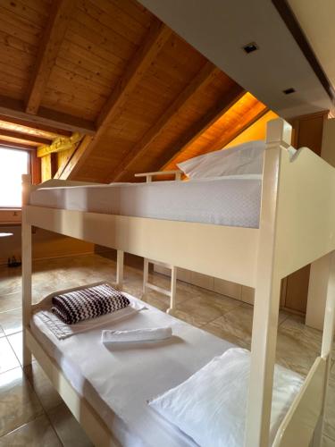 Postel nebo postele na pokoji v ubytování Symphony Hostel Shkoder
