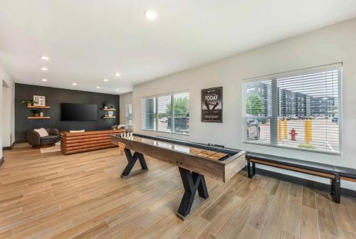 a living room with a ping pong table in it at Cozy 1B1B with Pool, Parking, WiFi, Gym 30mnts from Austin in Cedar Park