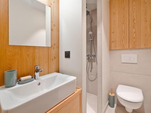 une salle de bain avec un lavabo, des toilettes et une douche dans l'établissement Appartement rénové proche pistes, terrasse spacieuse - FR-1-808-21, à La Salle Les Alpes