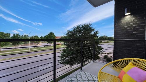 a balcony with a bench and a view of a track at Cozy 1B1B with Pool, Parking, WiFi, Gym 30mnts from Austin in Cedar Park