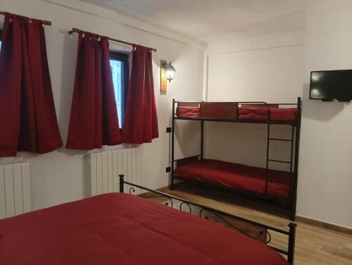 Katil atau katil-katil dalam bilik di Locanda Sarel, intera casa vacanza 4 camere 5 bagni 14 posti letto