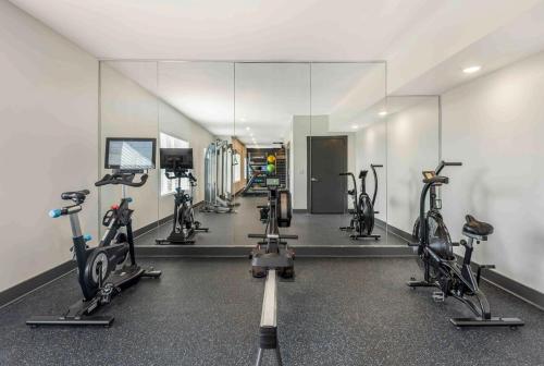 a gym with a row of exercise bikes in front of a mirror at Cozy 1B1B with Pool, Parking, WiFi, Gym 30mnts from Austin in Cedar Park