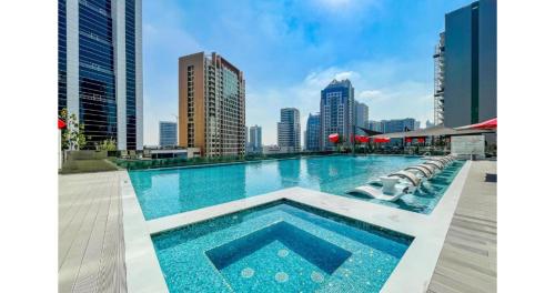 Piscine de l'établissement Stylish Studio - 5-min walk Burj Khalifa & Dubai Mall ou située à proximité