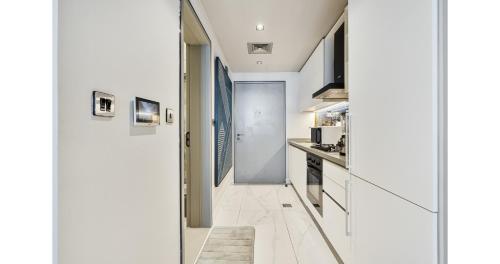 Cuisine ou kitchenette dans l'établissement Stylish Studio - 5-min walk Burj Khalifa & Dubai Mall