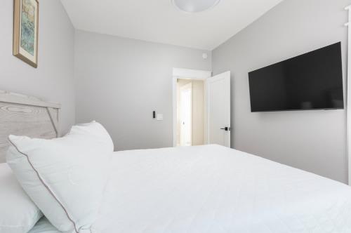 Ein Bett oder Betten in einem Zimmer der Unterkunft Modern Home in the Heart of KDH Minutes to Beach