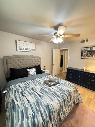 En eller flere senge i et værelse på 1 DT Dallas l FIFA READY l Staycation 1Bd1Ba