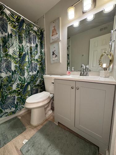 Et badeværelse på 1 DT Dallas l FIFA READY l Staycation 1Bd1Ba