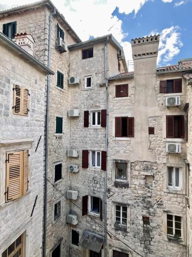 Το κτήριο όπου στεγάζεται  το διαμέρισμα