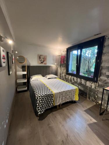 une chambre avec un lit dans une pièce avec une fenêtre dans l'établissement Chambre PoP Provence, à Pierrelatte