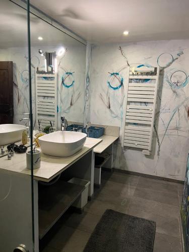 une salle de bain avec un lavabo et un grand miroir dans l'établissement Chambre PoP Provence, à Pierrelatte