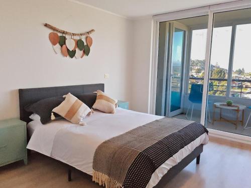 Postel nebo postele na pokoji v ubytování Stunning Lake & Volcano Views