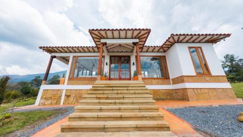 ein Haus mit einer Treppe davor in der Unterkunft CasaBlanca1 in Villa de Leyva
