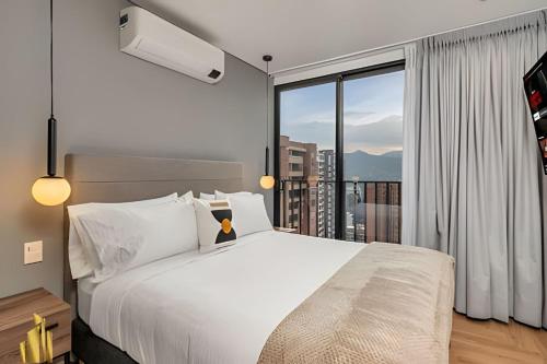 Postel nebo postele na pokoji v ubytování Morph 1602 - Luxury escape in Poblado/Jacuzzi/AC