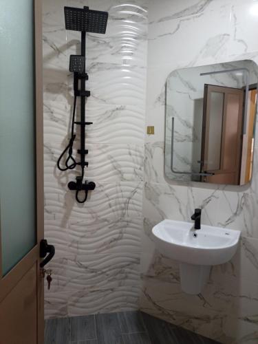 a bathroom with a sink and a mirror at Saidia apparemment in Saïdia