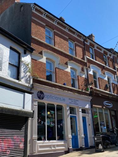 un negozio di fronte a un edificio in mattoni di Townhouse 34 a Londonderry