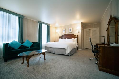 una habitación de hotel con una cama y un sofá en Hotel Stanford, en Nueva York