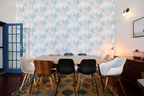 Un comedor con mesa y sillas en The South Kensington Mews - Lovely 5BDR Home, en Londres