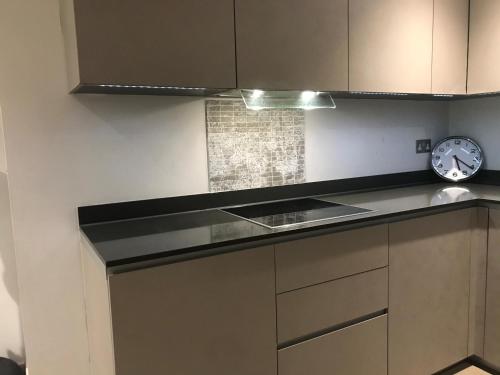 Kuchyň nebo kuchyňský kout v ubytování Lovely Room in Modern Apartment London